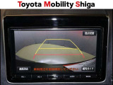 車庫入れや縦列駐車などの際に、後退操作の参考になるガイドラインをモニター画面に表示します。