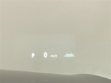HUD(ヘッドアップディスプレイ)速度表示をフロントガラスに表示できます。