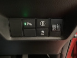 ハンドルの右側にはヘットライトリベライザーとHondaセンシング用のメインスイッチがついています。ヘッドライトリベライザーは道路状況や積荷の加重に応じてライトの高さを調節できます。