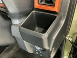 【カップホルダー】お飲み物が手に取りやすい位置に。長時間のドライブには必需品です☆