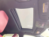 【サンルーフ】開放感たっぷりの希少装備、サンルーフが装着されています!車内に明かりを取り入れたり景色を楽しむ以外にも、車内の空気も簡単に換気できて快適です!