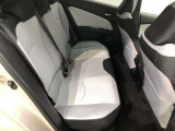 【後部座席】も当然、綺麗・清潔に仕上げております。内装の綺麗なお車は気持ちが良いですし、コンディションのいい車が多いです。これもオススメの1台です。