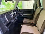 運転席まわりは視界が開け、前方や左右の様子を確認しやすい空間です。落ち着いた色合いのシートと手の届きやすい配置で、毎日の移動も自然な姿勢で過ごせます。