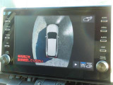 パノラミックビューモニター付きです。車両を上から見たような映像をディスプレイオーディオ画面に表示。運転席からの目視だけでは見にくい、車両周辺の状況をリアルタイムでしっかり確認できます。