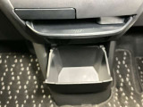 お気に入りのCDなどが収納できる格納式ボックス★