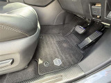 運転席側のフロアマットです。使用感はございますが、目立った汚れなどはありません。