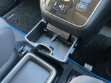 乗車中にホッと一息、ドリンクホルダーもありますよ!ドリンクだけでなく小物類も収納できますよ