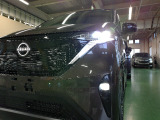 LEDヘッドライト。省電力で明るく遠くまで照らし、夜道や雨天時などの安心感を高めます。点灯の瞬間から光量を放つLEDの特性により、トンネルへの進入直後などでも安心感のある視界を提供します。
