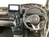 【ハンドル】運転にかかわる様々な操作を安全に行えるように視点移動が少なく操作性に配慮されたスイッチ類が凝縮されたコックピットです。