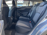 後席は座面の幅があり、複数人で乗車する際にもゆったり過ごしやすい印象です。窓から光が入り、落ち着いた色調の室内で、同乗者にも快適な時間をお届けします。