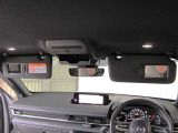 運転席・助手席ともにサンバイザー内側に鏡がついております。センターにはサングラスを収納できるスペースがございます。