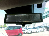 スマートルームミラー、後方がカメラの映像で見れるので視界くっきり、車内に障害物があっても関係ありません。普通のバックミラーとも切りかえが出来ます。