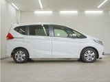 リアには左右スライドドアを採用。狭い駐車場でも開閉しやすく、強風の日でもドアが煽られにくくなっております。小さなお子さまやご年配の方も安心して乗り降りできます。
