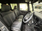 運転席は大きな座面と包み込むような背もたれが身体全体を支えます。上質なシートを採用し長時間の運転やコーナーの多い道も快適です。座ったときの頭上スペースも余裕たっぷりでロングドライブも楽チンです♪