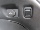 【アクセサリーソケット(左)】180Wまで出力でき、車載用の電化製品に電気を供給できます。【コンビニフック(右)】お買い物袋や、カバン等をかけておくのに便利です。ラゲッジルームに配置されています。