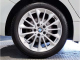 【BMWアロイホイル】軽量かつ強度に拘ったアロイホイル。走行性能ポテンシャルを引き出す設計。車の足元を引き締めてくれる大きなポイントはアロイホイルです。