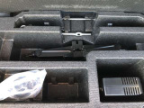 もしパンクをしてしまったら、この溶剤をエア注入口より入れて応急処置をして下さい。重たいスペアタイヤを積んでいるより燃費の向上になるので、パンク修理キット搭載の車が増えているんです。