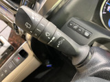 レバー上の表示を見ながら操作でき、運転席から手を伸ばしやすい位置に備わっています。必要なときに手元で操作箇所を確認でき、日常の運転を支える装備です。
