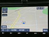 道路や周辺の地名が画面に表示され、現在地を確認しながら目的地までの道順を把握できます。縮尺変更や地点登録にも対応した画面で、初めての場所へ向かう際にも心強い装備です。