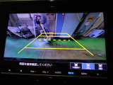 バックカメラの画像です。ガイドラインがスムースな車庫入れをサポートいたします。車庫入れの安心感がアップしますね。