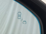 ★ブラインドスポットインフォメーション★走行中、斜め後ろに車両が存在すると、その方向のドアミラー上のマークが点灯。さらにその方向にウインカーを操作すると、マークの点滅と警報音で注意を促します
