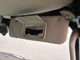 運転席・助手席サンバイザー。眩しい日差しをシャットアウト!運転席側にはチケットフォルダー付き