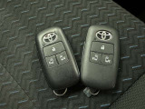 スマートキーをポケットやバッグに携帯していれば、キーを取り出すことなくドアハンドルを握り解錠、ドアハンドルのセンサーに触れるだけで施錠できます。