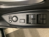 電動格納式リモコンドアミラーと、パワーウィンドウスイッチ等は運転席ドアにあります。