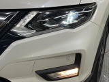 【LEDヘッドライト】悪天候や夜間走行時も良好な視界を確保し安心して運転できる高輝度LEDヘッドライトを装備!点灯速度が早く、消費電力も抑えられています。