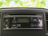 オーディオの表示部とボタンがまとまっており、操作内容を確認しやすい配置です。ラジオや外部入力などの選択肢が並び、日々の移動中に音楽や放送を楽しめます。