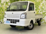 角張ったフロントまわりと端正なライトが、働く車らしい頼もしさを演出。白いボディとすっきりした表情で、街中にも自然になじむ印象です。