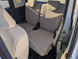 ご家族や友人が乗車する際にも十分な空間を備えたリアシート。普段使いに重宝する座席エリアです。