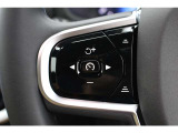 ステアリング左のスイッチは、設定された速度に自動調整しながら前方車両に追随できるアダプティブコントロールと車線の中央を走るようステアリングをコントロールするパイロットアシストのスイッチとなります。