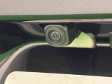 バックモニター対応カメラ付き。駐車時の後方をサポートしてくれます。