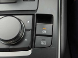 オートホールド!ブレーキを制御して車両の停車状態を保持する機能です。アクセルを踏んで発進するとブレーキが解除されます。信号待ちなどの停車中はブレーキペダルから足を離せるので疲労が軽減できます