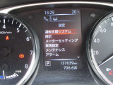視認性の高いメーター類、安全運転に努められます。