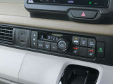 運転席&助手席シートヒーター 寒さが厳しい冬の朝でも座面を暖めて快適なドライブを。2段階の温度調整が可能です。