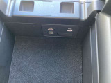 センターコンソールBOX内にUSB端子2個&HDMI端子1個 ミュージックプレーヤー接続でお気に入りの音楽を楽しむことが出来ます♪