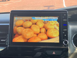 テレビ番組を画面で楽しめる装備です。停車中の休憩時間などに映像を視聴でき、待ち時間を過ごす際にも便利。画面が大きく、番組内容を確認しやすい表示です。