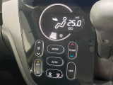 【オートエアコン】一度お好みの温度に設定すれば、車内の温度を検知し風量や温度を自動で調整。暑い&hellip;寒い&hellip;と何度もスイッチ操作をする必要はありません。快適な車内空間には必須の機能ですね♪