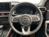 快適な操作性の運転席、ハンドルも綺麗に清掃済みです!もちろん安全を守るエアバッグも装備しているので安心してお乗りいただけます(^^)
