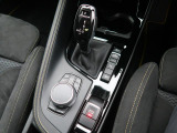 【シフトノブ】BMWの高性能オートマチックは、ATセレクトレバーを左側に倒すことで、通常の「D」から「S」(スポーツ)または「M」(マニュアル)へと切り替えが可能です。
