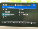 FMやAM、USB、Bluetooth Audioなど複数の音源を選べる画面です。項目が一覧で表示され、使いたい音源を見つけやすい構成なので、日々の移動に合わせて活用できます。