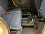 【置きラクボックス(後席)】 フロアに直接置きたくない荷物の収納に便利です