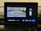リバースギアに入れるだけで後方の表示へ切り替わります。夜間や雨の日の駐車も楽になりますよ。