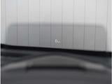 【アクティブ・ドライビング・ディスプレイ】現在の速度や走行情報をデジタル表示で運転席前方のガラスに投影。運転中、目線を逸らさず必要な情報を確認できるのでとっても便利で安心です。