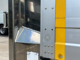 運転席側アオリ後部のリベットが欠品しています。