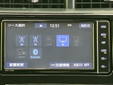 AM・FMやテレビ、Bluetoothなどの選択肢が画面に並び、聴きたい音源を選びやすい構成です。項目が見渡しやすく、日常の移動中も使い分けに便利です。