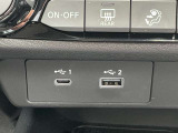 充電端子が装備されていますので車内でスマートフォンなどの充電が可能です。