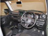 オシャレなインテリアで運転する気分も盛り上がりますよね^^